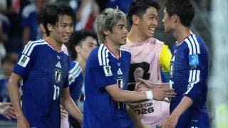 ｢顔ちっさ！｣｢可愛すぎんだろ｣伊東純也、福岡オフショが沸騰！映り込んだ“お土産”に｢天使ちゃんへのお土産？｣｢しんちゃん明太子タオル欲しい」