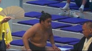 「勝ったのに怒られた」ファン驚愕 “対戦力士を回転させまくる”衝撃の光景 取組後、審判に指導を受け…「何回転させてんねん」ツッコミの声も