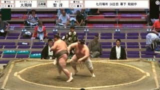 「自分から出ちゃった」不自然に土俵を割った力士に困惑「送り出す前に自ら出た」「どこか痛いのかな」心配の声も