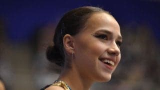 「なんて美しいんだろう」24歳ザギトワが“驚きの白ドレス”姿を披露　夕陽をバックに…「ゴージャスだね」「女神」