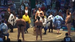 「え、土俵に穴が…」「何か出てきた」大相撲、千秋楽の最後にファン驚きの光景「初めて見た」