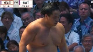 「お客様は大丈夫ですか？」力士が客席に…元若乃花“ヒヤヒヤ” お客さんも“お口あんぐり”で対戦相手も心配顔