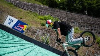 世界初！長野五輪のジャンプ台を“前輪だけ 後ろ向き”で走破！レッドブル・アスリート西窪友海、人類未踏の挑戦に成功