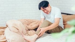 睡眠時に足がつる原因
