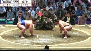 「なんかスゴイ人が相撲見てる」行司の背後に“ただならぬ”存在感で鎮座 名古屋場所でいきなり話題を呼んだ人物