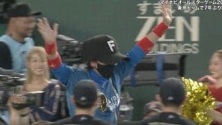 なんだあれ…！？ 日ハム・新庄監督が「デカすぎる」 宣言から一転→特注“超巨大ヘルメット”の珍パフォーマンス「いくらしたの？w」
