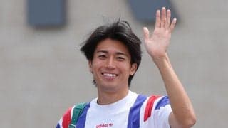 「代表プリンス」中村敬斗、久保建英らＷ杯仲間らがスーツ姿＆上半身裸オフショ披露＆祝福に感謝