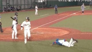 どうした…！？ 日ハム・新庄監督、“まさかの珍ハプニング”「怪我しますよw」「面白すぎる」コケながら“全力ヘッスラ”にファン大爆笑