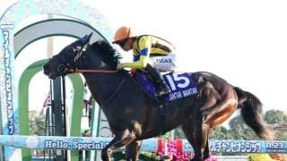 「絶対にダメだと…」「マジで強い」狭い進路を割って初勝利つかんだジャンタルマンタルの半妹にネット仰天