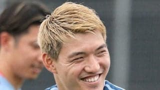 堂安律の美人妻「やーーっとパパが帰ってくる！」喜び報告　「可愛すぎる♥」娘ベビーに優しくキスするパパの姿添え