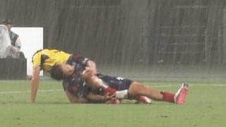 「やりやがったな！」FC東京新10番が“危険タックル”被害で悶絶…ドルトムントDFにファン怒り「怪我させないで」「親善試合なのに」