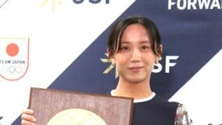 高木美帆さん　「マメクロゴウチ」のネイビーワンピースで国民栄誉賞授与式出席　決め手は「一番すらっと見えるから」