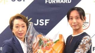 橋本聖子ＪＯＣ会長が高木美帆さんに花束贈呈　「美帆さんの素晴らしい人間力が受賞のきっかけになったと思っております」