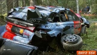 世界ラリー、真夏の高速決戦でまさか…マシンが激しく横転 乗員無事も“開始800mの出来事”に衝撃走る