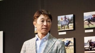 武豊「例年より差しが利いている」 札幌ダート1700メートルの馬場傾向を分析…40周年特別展が札幌で開幕
