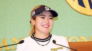 桑木志帆、色紙に「輝」メジャー初Ｖ後の思い「ゴルフ場以外でも輝きたい」日本記者クラブ会見