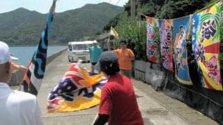 大漁旗バトンに長崎・奈留島でリレーマラソン　78人が63キロ走る