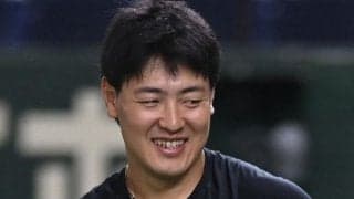 岡本和真　ブ軍が球場入りの私服公開　肩掛けカバンにオシャレなチャームも　スプリンガーがめちゃさわやか　試合は約２時間遅れで開始へ