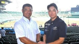 愛媛・新田の岡田監督「初戦に全力」　対戦前に花巻東の監督と対談