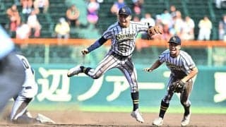 「感動しちゃった」「すげー！！」白樺学園の２年生二遊間が超絶プレー　ダイブからのバックハンドグラブトス→素手捕球で一塁送球　甲子園が騒然