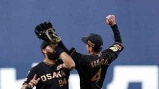 阪神　ガルシアと熊谷が交錯のアクシデント　ガルシアは熊谷の左肘が顔面に直撃もボールはこぼさず　トレーナーが駆け寄るもともにプレー続行　直後に３連打食らう