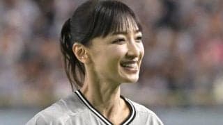 「どんどん若返ってる！」話題の美人アナが東京Ｄ降臨　何歳！？　鍛えてる！ふくらはぎ筋肉ピキーン　奇跡の投球姿に「かっこいい」「アイドル？」「女神」