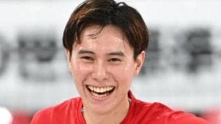 「ヨグに癒やされる藍くんがパパのお顔」高橋藍が淡路島旅行で海へ→水着姿の腕に愛犬がしがみつく姿に反響「ギュッてしてる♡」「可愛すぎだろぉ！」