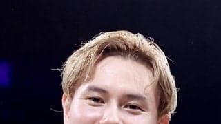 【バレー】「目の保養」高橋藍、黒Ｔ＆デニム姿でしがみつく愛犬抱いて海に入るオフショなど披露
