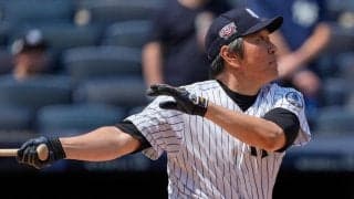 松井秀喜氏がヤンキースOB戦で二塁打　背番号「55」のピンストライプユニホーム姿を披露