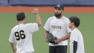 阪神　ガルシアが筒井コーチと左翼で“特守”　打球を追って送球練習も　８日・中日戦では拙守