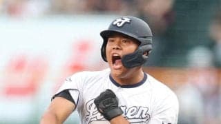 八王子実践　延長十回サヨナラ負けで涙も「いい顔で終わろう、いい顔で」と選手が声かけ　大号泣の矢沢主将を河本ロバート監督がねぎらう