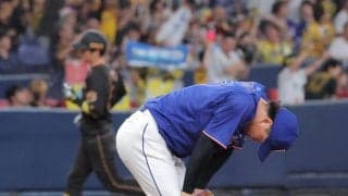中日・柳が呆然　六回に阪神・近本に先制ソロ被弾　手を膝についてガックリ　約１０秒間顔上げられず