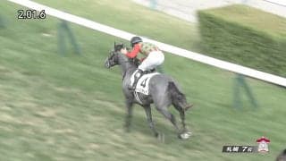 「ぽんぽん連打も…」未勝利戦での“渾身ガッツポーズ” 惜敗続きにピリオド、師匠の馬を勝利に導いた騎手の姿にファン胸熱「気持ちが伝わった」