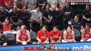「オーラが違う」バスケ日本代表戦で“まさかのサプライズ”！「来てたのか」「デカくなってる」ベンチ裏で観戦する人物にアリーナ大歓声