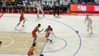 何が起きた！？ 河村勇輝、脳がバグる“衝撃の光景”　相手選手2人が呆然→背中に目がついてる“神ノールックパス”…会場騒然