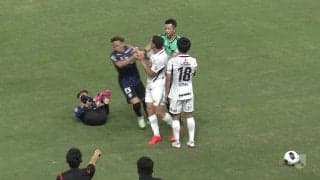 「軽率だな」浦和10番マテウス・サヴィオが“最悪の突き倒し”で2枚目イエロー→退場処分に「熱い性格が裏目に出たか」