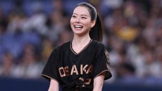 「スタイル良すぎ」ポニテふわりのノーバウンド投球　超人気モデルが「どんどん綺麗に」
