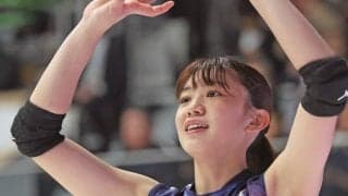 「しぐさ、かわよ！」人気の25歳バレー女子が“衝撃音”に頭抱えて「壊れちゃう」…「リアクション好きすぎる」