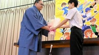 大相撲新十両の丹治関、福島市の母校中学で後輩を激励