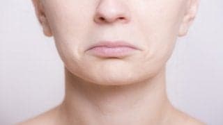 アゴ下の「梅干しジワ」の原因と対策