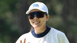 女子ゴルフ　勝みなみが４年ぶり優勝に王手　通算８アンダーの首位で最終日へ