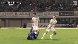 「レッドだろ」川崎DFの“頭突きタックル”が物議！「荒すぎる」「明らかに遅れてるのに」水戸MFの後頭部に危険な突進