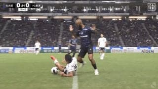 何が起こった！？長友佑都、驚きの“回転キープ”にスタジアム大歓声「本当に40歳？」倒されても驚異の体幹で粘り
