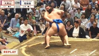 「余計に目立つ」親方の背後に有名俳優 出で立ちが話題 「いつものイケメンが居る」ネットざわめき
