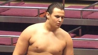 「俳優さんかしら」「ディカプリオに似てる」序ノ口に登場した“脚長”イケメン力士にファン熱視線