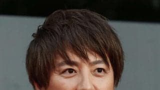 向正面に「いつものイケメン」サングラス外して正体判明「やっぱり上地雄輔さん」白字に黒模様T