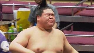 張り手が炸裂、力士が土俵上でフラフラに… 行司、呼出、若者頭・若隆元も「みんな心配してる」
