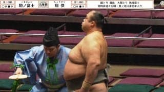 「相撲が若い」50歳力士、強烈な極め倒しで20歳力士を吹っ飛ばす “30歳差”もなんの 圧勝ぶりにファン驚嘆