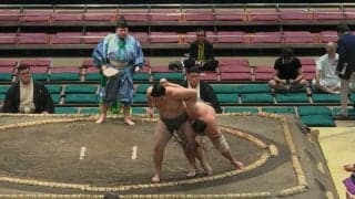 「あぶなっ」力士の顔の上に力士が…あわやのアクシデント発生 「無事で何より」ファンも“ヒヤリ”