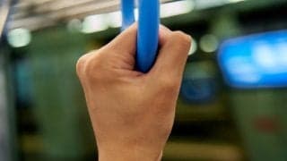 「座席争い」に敗れても疲れないつり革の持ち方！通勤時の疲労を減らしてパフォーマンスを上げよう！